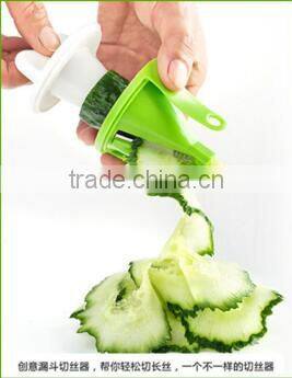 Kitchen helper for vegetables and juice squeezers slicers multi-functional plastic vegetable grater