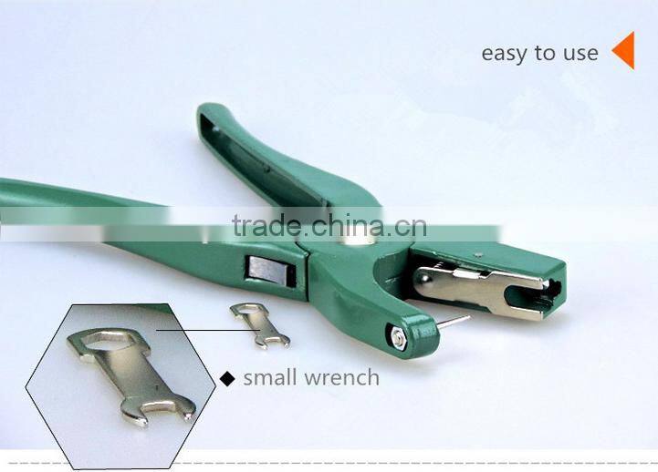 Ear tag pliers in GREEN
