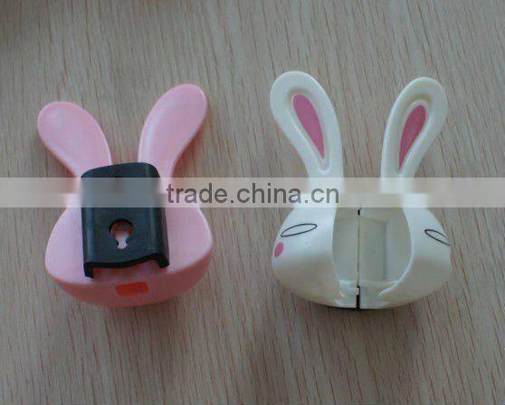 Covered toothbrush holder