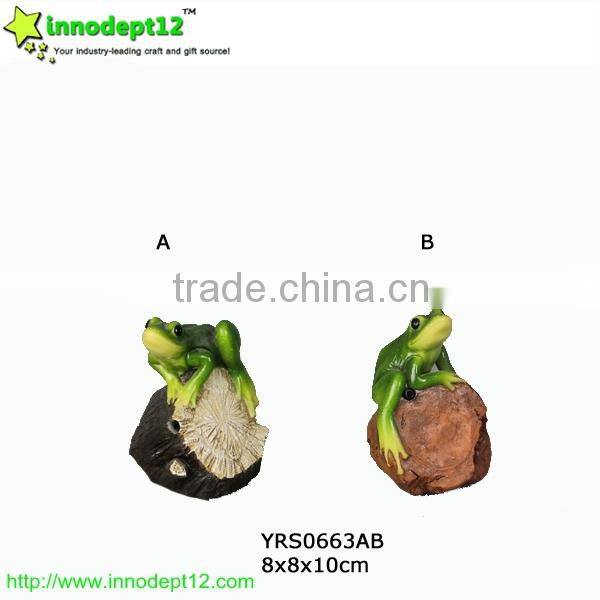 Garden decoration Resin figure frog and stone craft with shadow control and solar panel