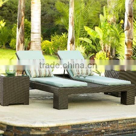 2017 Trade Assurance Poolside used customized cane rattan chaise lover lounge with tea table furniture