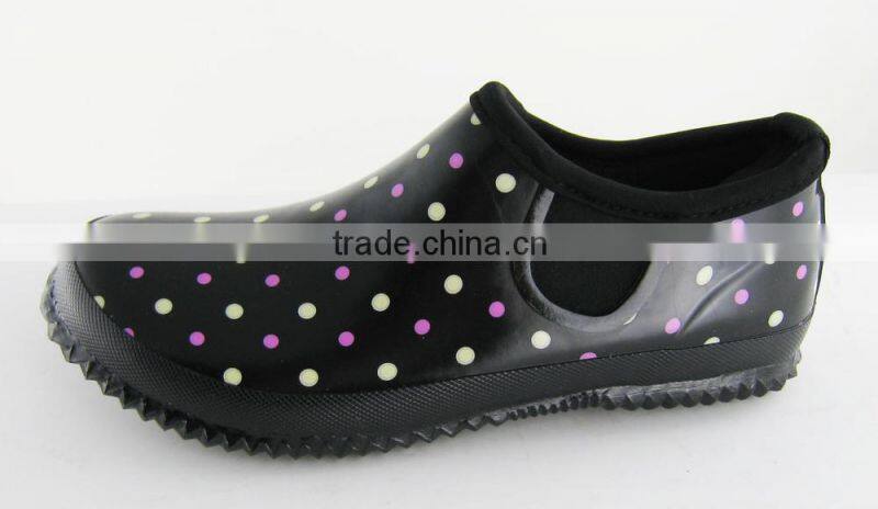 black dots garden boot