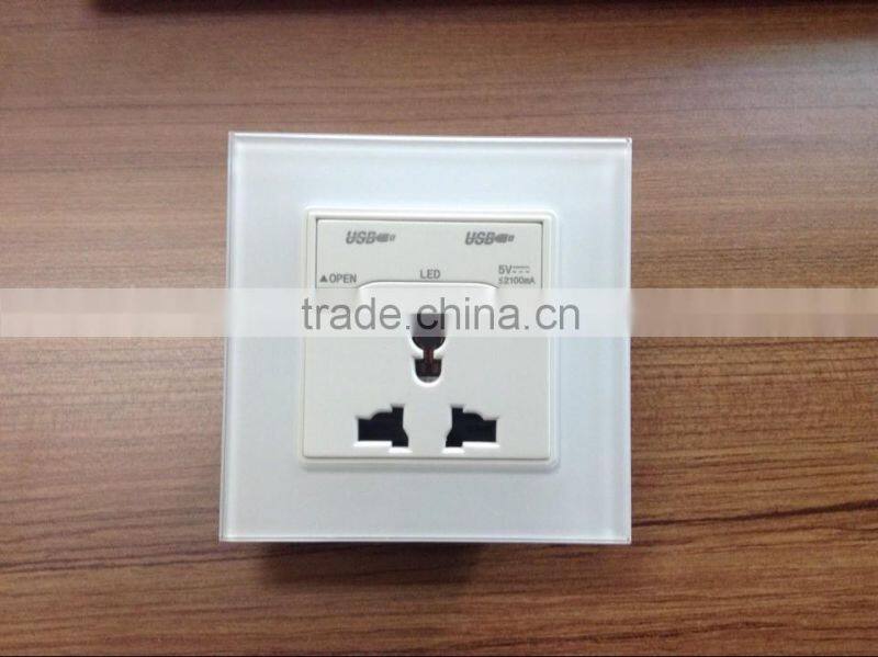 USB CHARGER WITH UNIVERSAL SOCKET