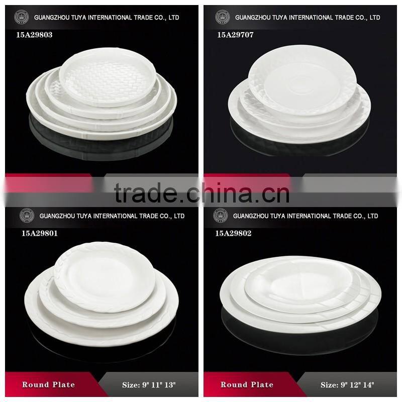 Different sizes of white circular plate