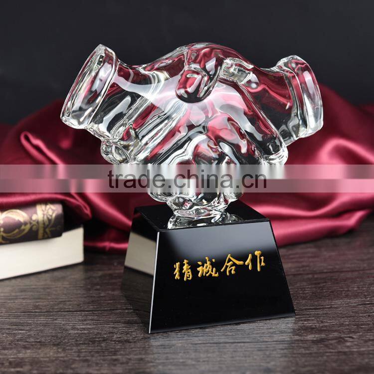 Jingyage top quality k9 crystal handshake trophy company souvenir crystal trophy business award gift crystal