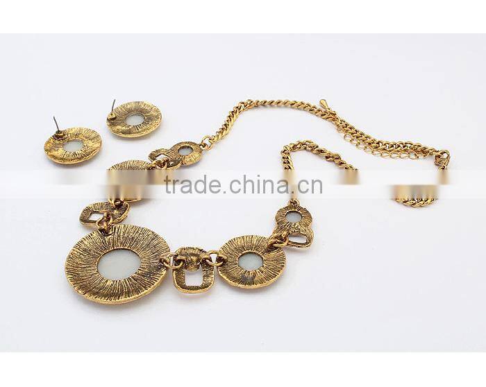 Vintage gold costume jewelry aulic style round gemstone necklace