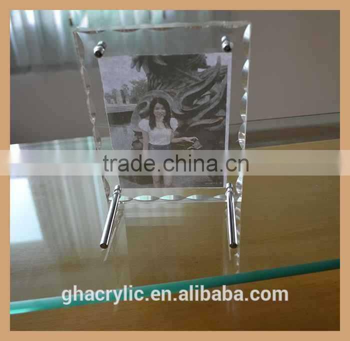 GH-P0002clear acrylic digital photo frame put on the desk