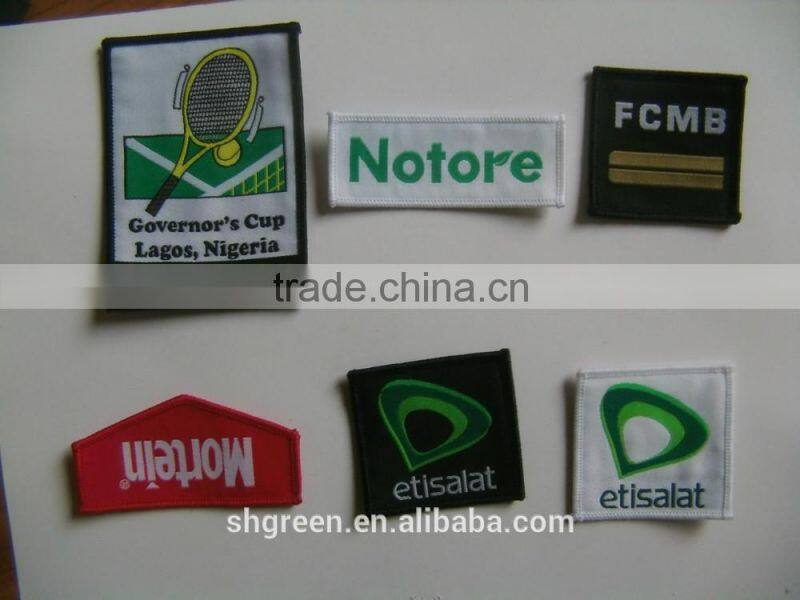 Mid-fold woven flag tag for apparel