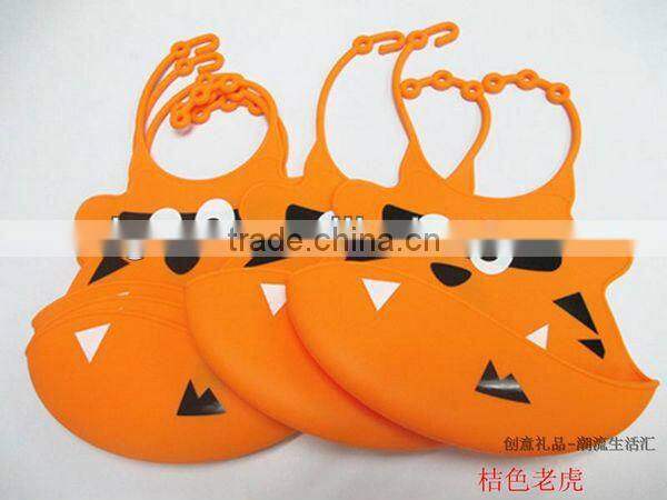 2013 Perfect design food grade silicone baby apron bib