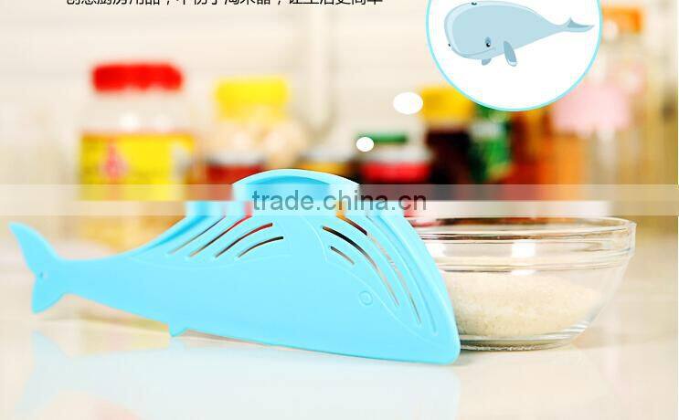 Wholesale Stock Kitchen Long Handle Whale Shaped Plastic Rice Cleaner