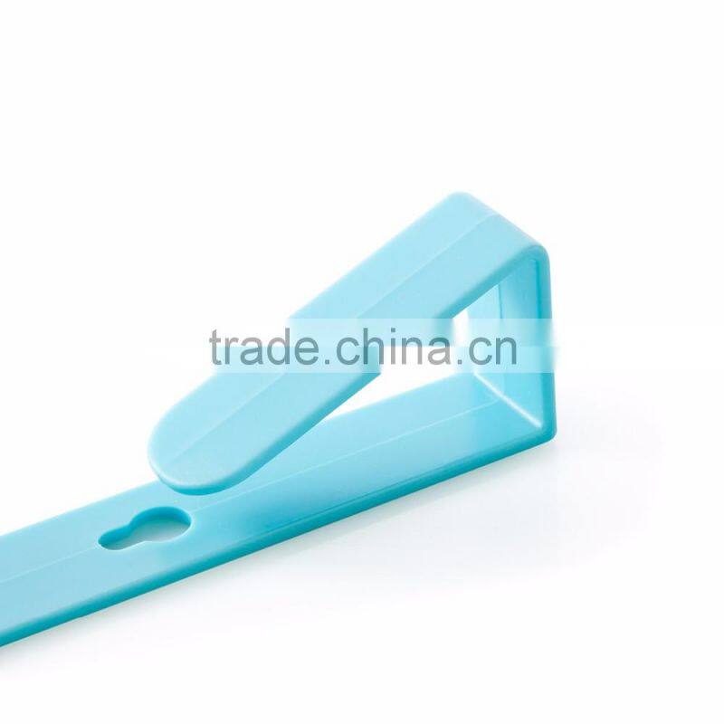 Multipurposed pothook behind the kitchen door