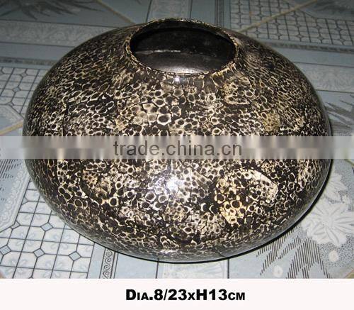 An unique design: A 8/23XH13cm Vietnam lacquer vase