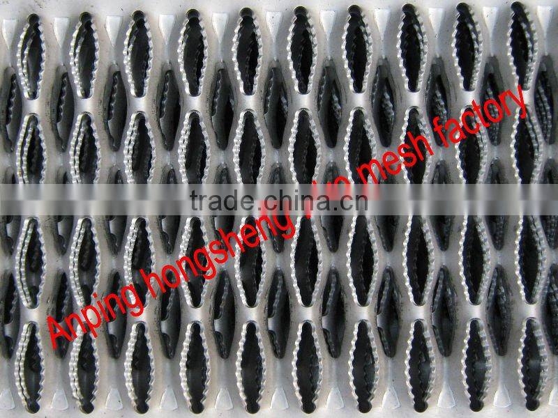 Grip strut safety grating