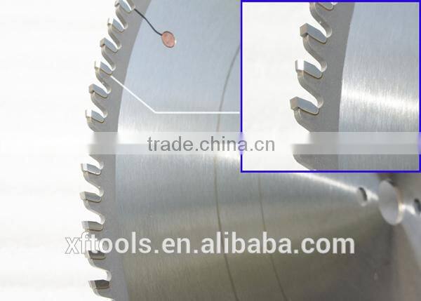 Circular saw wood cutting