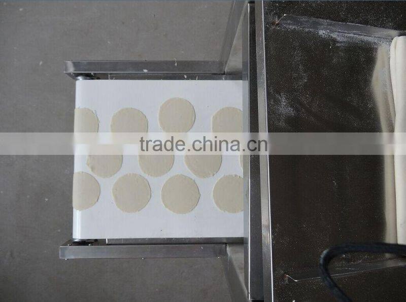 Imitation of manual dumpling skin making machine
