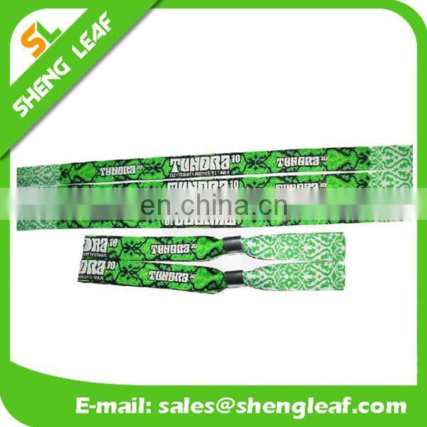 Well design woven wristband with clip