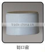 Plastic bottle cap molding machine