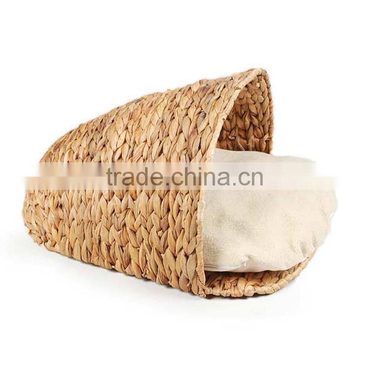 Latest natural appearance 55cm length funny dog hideaway large dog beds