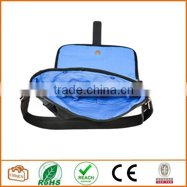 Unisex messenger bag and backpack. Wool-Polyester mix with green details and lining. Multiple pockets