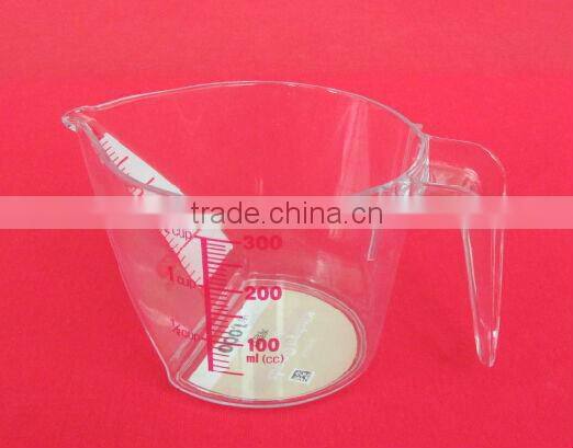measuring plastic cup with handle