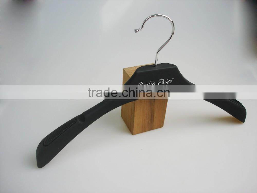 HA7016 latest shirts men hanger design rubber coated hanger
