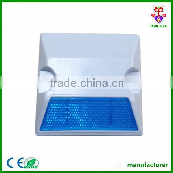 reflective plastic road stud for roadway safety