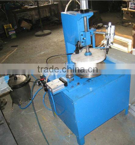Semi-automatic glue injection machine for pail can lid