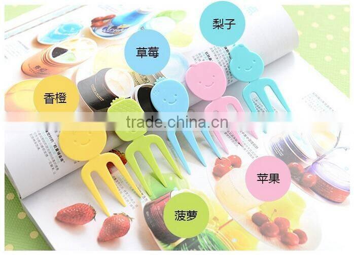 CY046 Apple Shape Plastic Fruit Forks Set with Stand Container Dessert Salad Forks for Kitchen Table Accessories