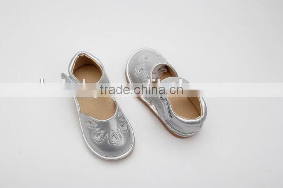 Manufacture 2016 New Arrival OEM Custom Leather Cute Newborn Squeaky Shoes Baby Girl Sandals