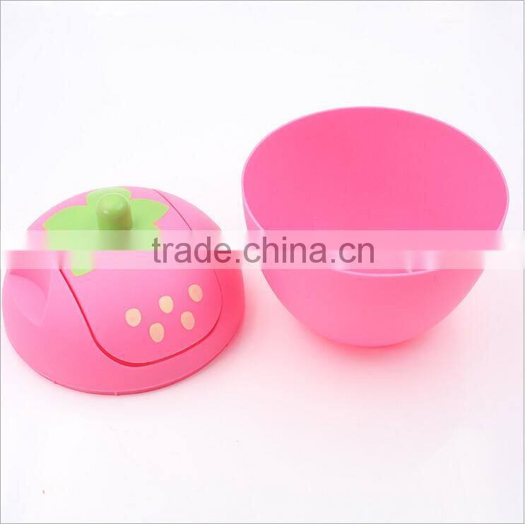 Creative small strawberry shaped plastic table trash can