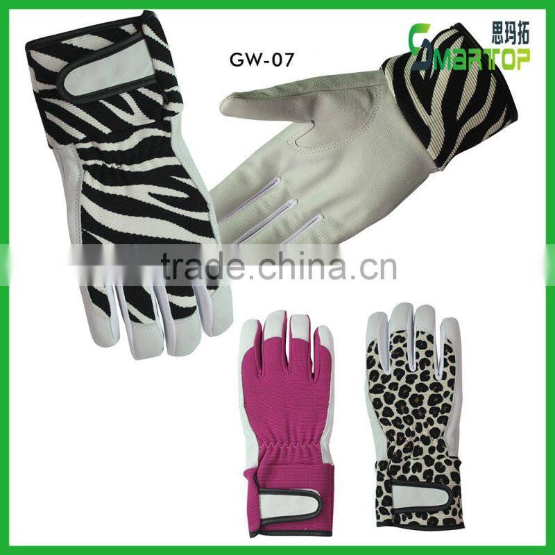 fashion Zebra-stripe women in rubber gloves