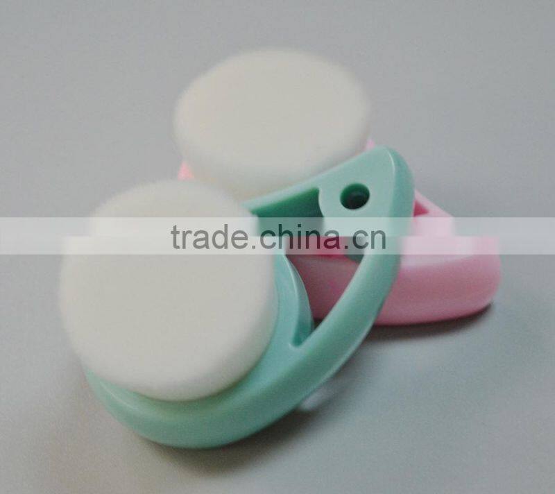 Hot Selling Comma Shape Plastic Handle Facial Cleansing Brush