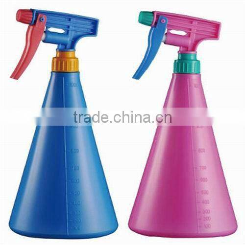 Plastic trigger spray bottle