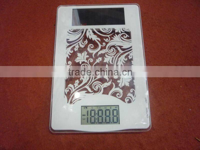Glass kitchen scale with solar power