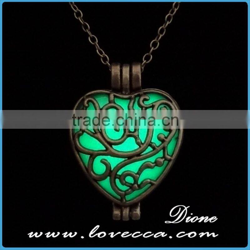 European Hot Sale beautiful glow in the dark necklace heart pendants
