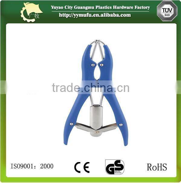 Castrator ring applicator can help the animals rapidly hemostasis for livestock