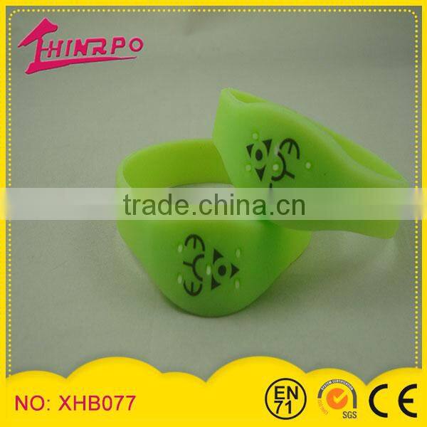 2014 Personalized glow in the dark silicone twist bracelet/ citronella oil bracelet