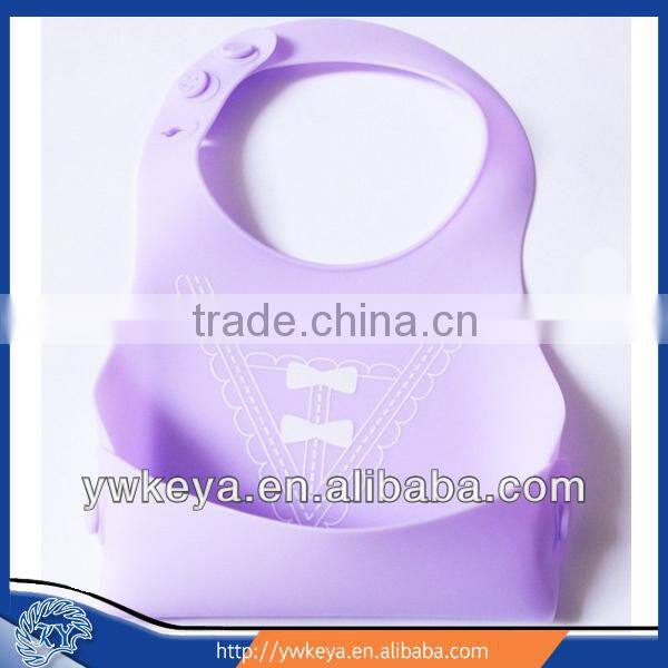 Selling new style cute silicone baby bibs with different logo printed