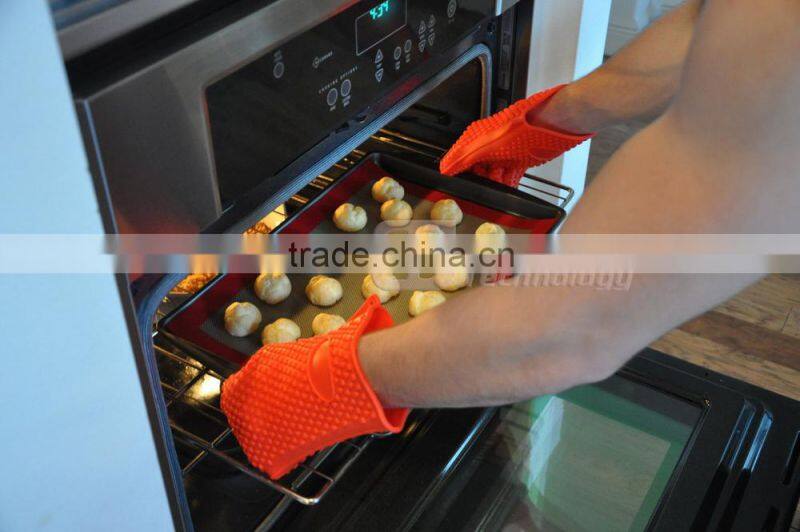 Cute heart shape silicone pot holder,red heat resistant silicone kitchen gloves