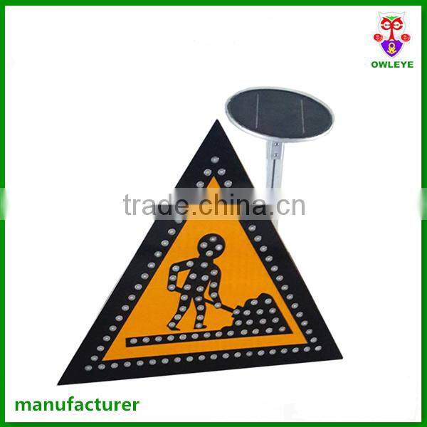 Solar powered construction traffic sign with triangle-shape