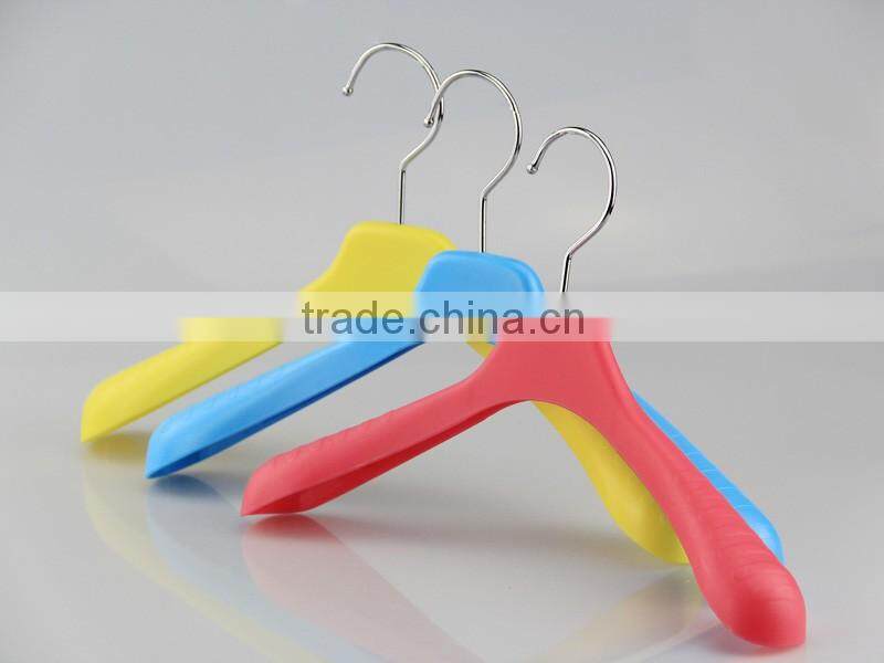 HA6957 cheap plastic coat hanger new design women clothes hanger