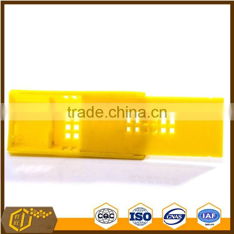 2016 top quality plastic bee queen cage/queen escape