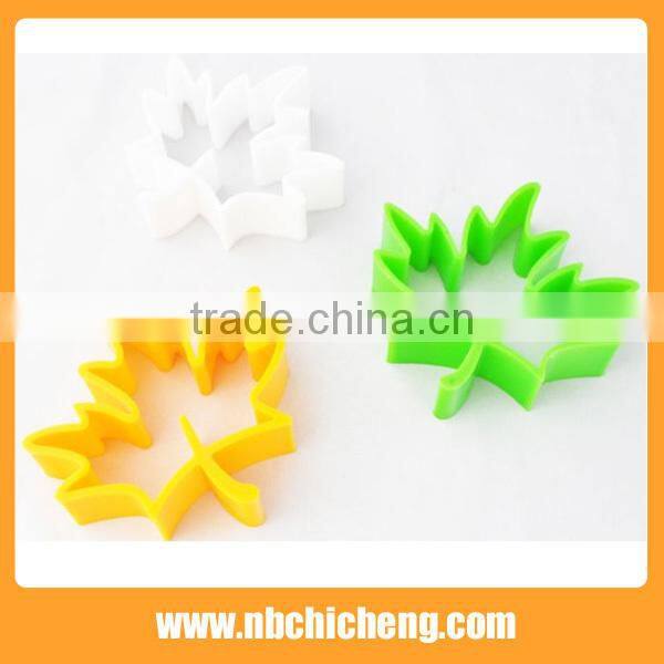 Food safely maple leaf shape plastic cookie moulds shaped cake mold