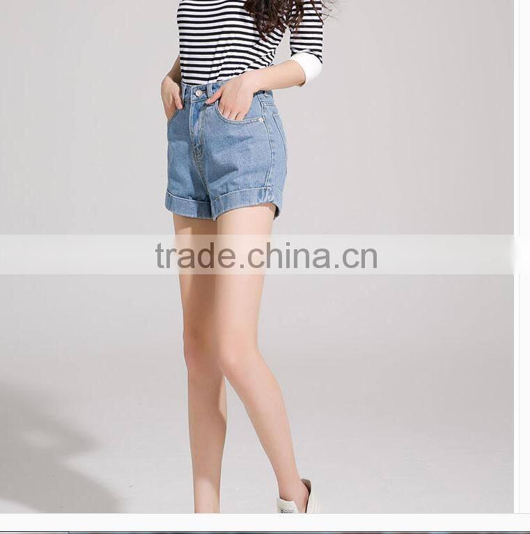 The summer of 2015 LADIES SHORTS denim shorts are a frayed hem the denim shorts