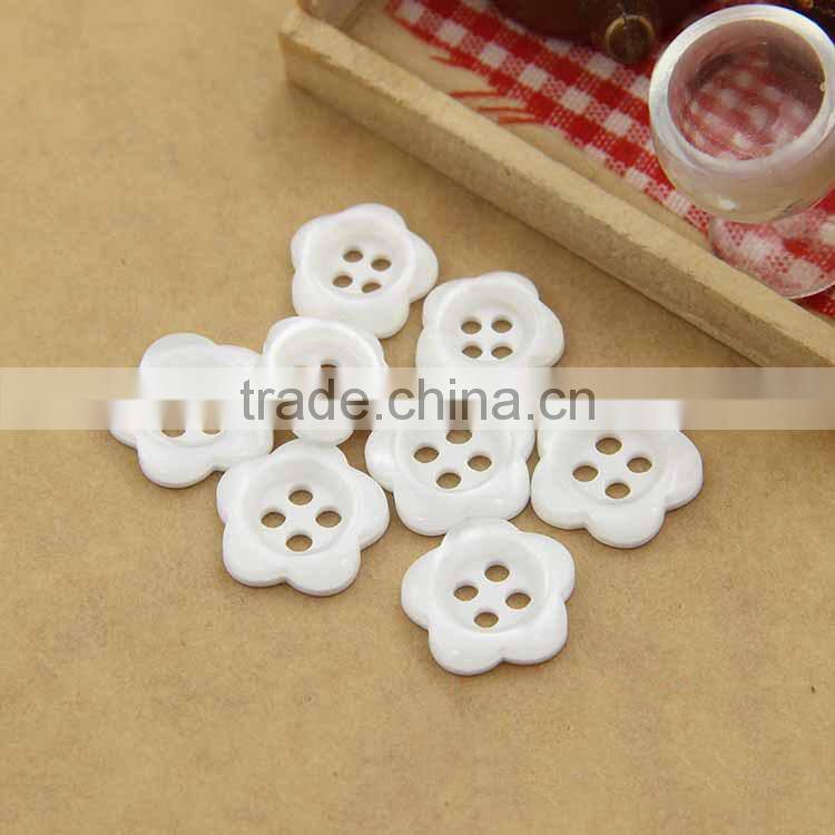 Resin Material Pearl White 2-Holes Flower Fancy Shirt Button For Ladies