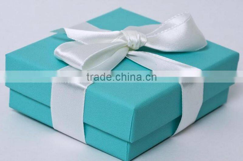 Customizable packaging box with ribbon