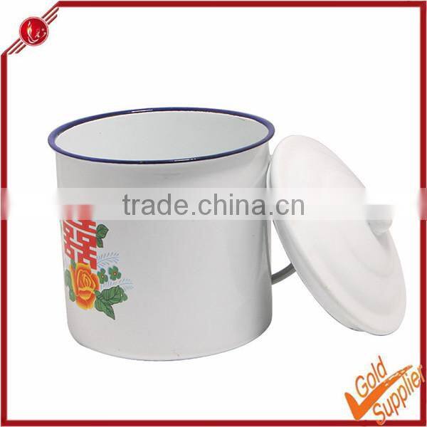 Porcelain coffee mug with lid