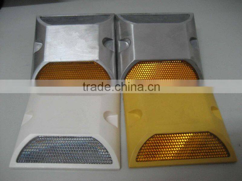 Low price road traffic stud with plastic and metal