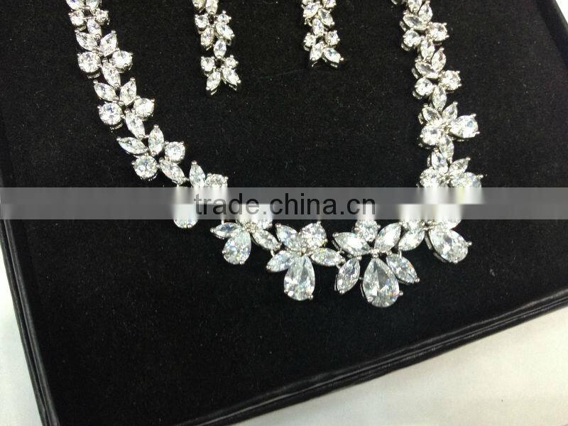 Bridal style wedding necklace set