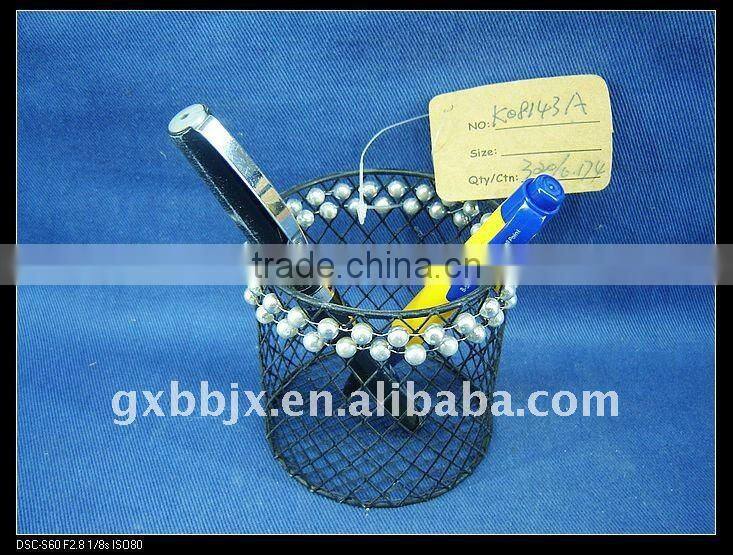 Round black wire decorative with white pearl pen holders